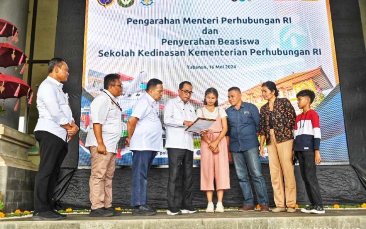 Menhub Budi Karya Sumadi bersama civitas akademika sekolah BPSDM Perhubungan