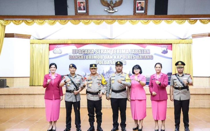 Polda Jawa Tengah melangsungkan upacara serah terima jabatan Komandan Satuan (Dansat) Brimob Polda Jateng dan Kapolres Batang. Serah terima jabatan dipimpin langsung Kapolda Jateng Irjen Pol Ahmad Luthfi  dan dilaksanakan di gedung Borobudur Mapolda Jateng, Semarang, Selasa (16/1/2023)