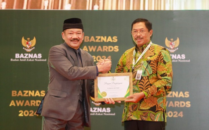Pj Gubernur Jateng saat Raih Penghargaan BAZNAS Award 2024