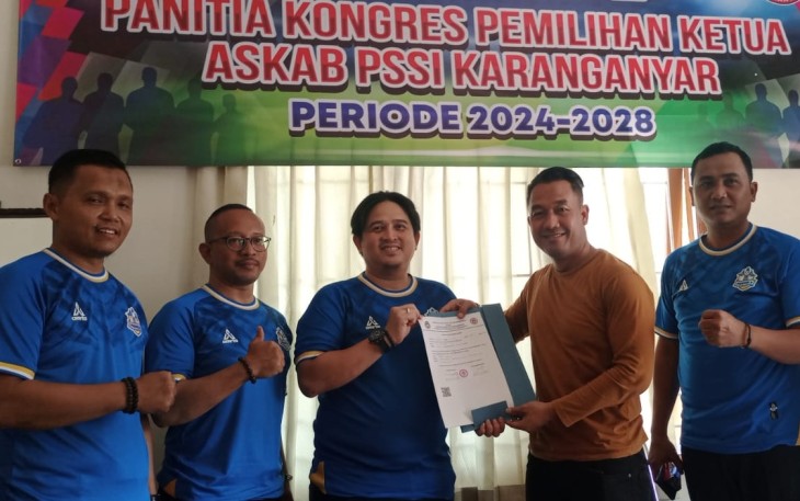 Rinto Subekti saat mendaftarkan diri menjadi Calon Ketum Askab PSSI Karanganyar, Jumat (10/5/2024).