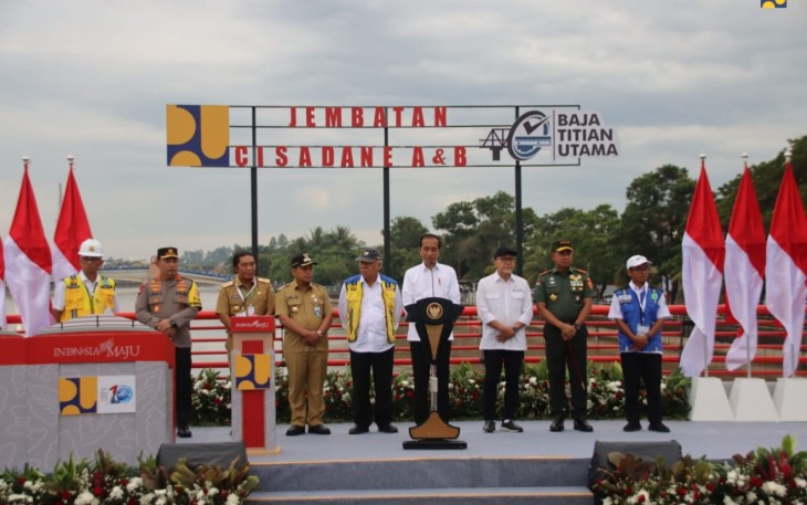 Presiden Joko Widodo didampingi Menteri Pekerjaan Umum dan Perumahan Rakyat (PUPR) Basuki Hadimuljono meresmikan selesainya penggantian dan/atau duplikasi 3 Jembatan Callender Hamilton (CH) di Provinsi Banten bertempat di Jembatan Cisadane A dan B, Tangerang, Senin (8/1/2024)