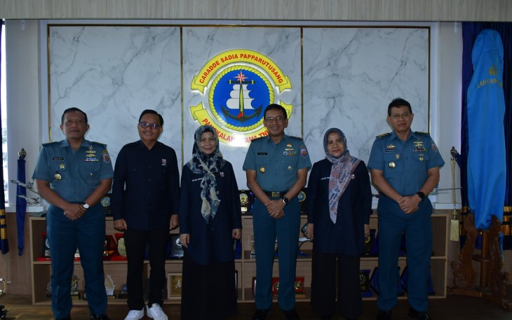 Komandan Lantamal VI (Danlantamal VI) Laksamana Pertama TNI Ivan Gatot Prijanto, S.E, M.Tr.Opsla., Menerima Audiens Dekan Fakultas Hukum Universitas Bosowa DR. Yulia A. Hasan, S.H., M,H. bertempat di Ruang Kerja Danlantamal VI, Senin (22/01/2024)