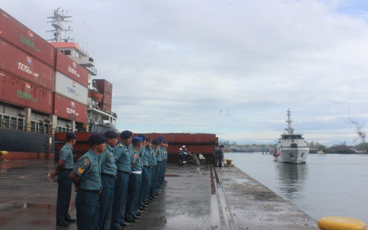 Komandan Pangkalan TNI Angkatan Laut (Lanal) Bengkulu Letkol Laut (P) Yudho Mewah Angkasa, M.Tr.Opsla beserta Prajurit menyambut kedatangan KRI Kurau -856 yang di komandani oleh Mayor Laut (P) Avriyudha Sambazi di Dermaga Pelindo ll Kota  Bengkulu, Senin (05/02/2024)