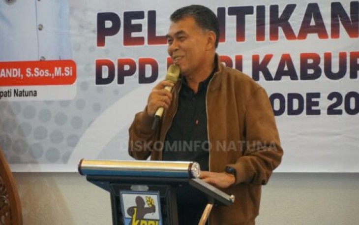 Bupati Natuna Wan Siswandi melantik pengurus DPD KNPI Kabupaten Natuna periode 2023-2026 yang berlangsung di ballroom gajah Mina, Adiwana Jelita Sejuba, Ranai, Sabtu  (20/1/2024)