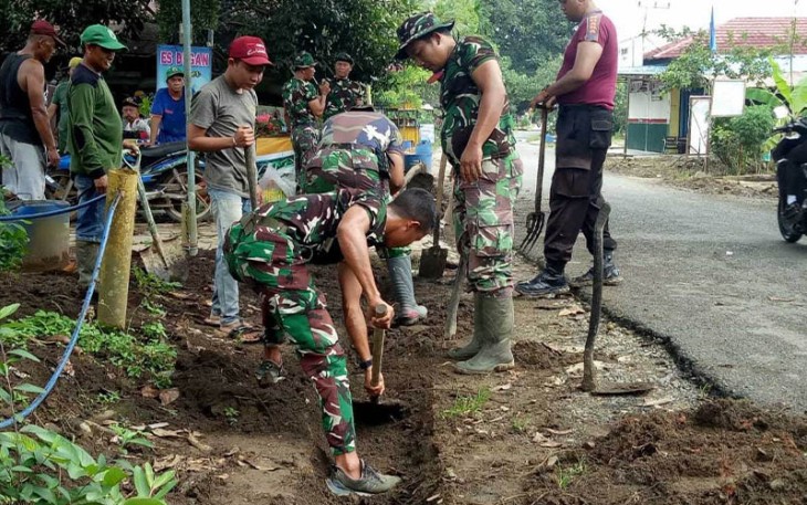 Babinsa Koramil 1001-01/Juai Bersama Warga saat Melakukan Pembersihan Lingkungan