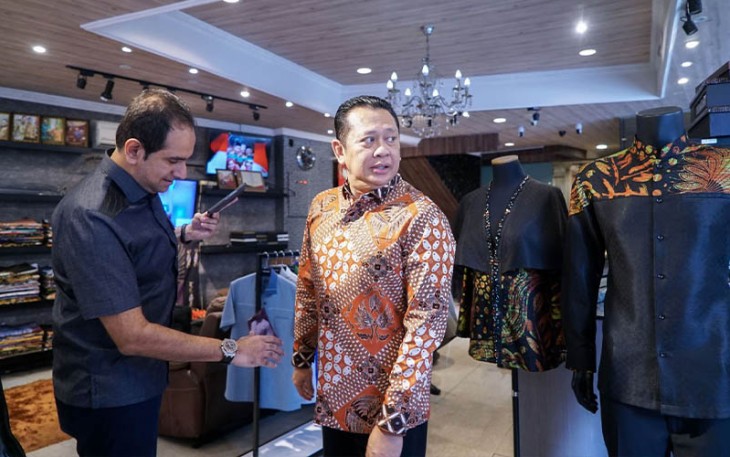 Bamsoet saat mengunjungi The Diplomat Tailor and Batik Gallery langganannya di Jakarta, Senin (4/3/24).