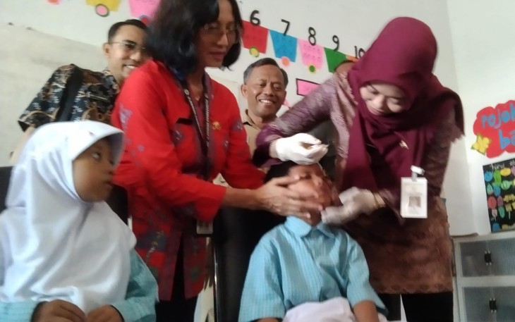 Bupati Demak dr Hj Eisti'anah SE didampingi Kepala Dinas Kesehatan dr H Ali Maimun MKes saat meneteskan imunisasi polio pada balita di Desa Mulyorejo Kecamatan Demak. Foto : sari jati