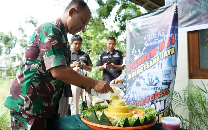 Danrem 081/DSJ Kolonel Inf H. Sugiyono saat potong tumpeng pada acara syukuran HUT ke-73 Penerangan TNI AD di Asrama Bosbow, Jl. Diponegoro No. 39 Kota Madiun, Kamis (18/1/2024).