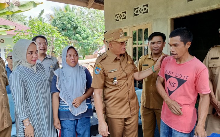 Bupati Gusnan Mulyadi Beri Bantuan Warga Korban Kebakaran di Desa Padang Nibung 