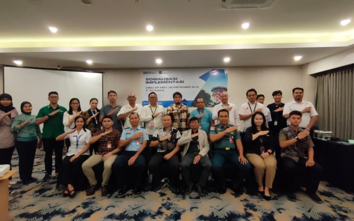 Komandan Pangkalan Udara TNI Angkatan Laut (Danlanudal) Kupang Mayor Laut (P) Arief Sukmono Akbar didampingi Perwira Operasi (Pasops) Letda Laut (P) Lapoi Wali, mengikuti acara sosialisasi informasi aeronautika bagi navigasi penerbangan yang digelar AirNav Bandara El-Tari, Kupang, Kamis (18/1/2024)