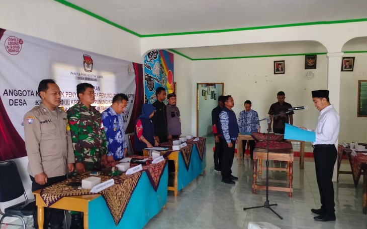 Babinsa Koramil 0801/10 Punung Kodim 0801/Pacitan Koptu Tri Wahyono menghadiri acara pelantikan petugas Kelompok Penyelenggara Pemungutan Suara (KPPS) yang berlangsung di Balai Desa Kebonsari, Kec. Punung, Kab. Pacitan, Kamis (25/01/2024)