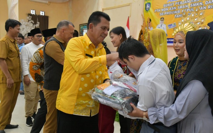  Sebanyak 316 orang Pendidik dan Tenaga Kependidikan (PTK) Non ASN SMAN, SMKN, dan SLBN se-Kabupaten Natuna melanjutkan pengabdiannya di Provinsi Kepulauan Riau ditandai dengan penandatanganan Surat Perjanjian Kerja (SPK) Tahun 2024 secara simbolis yang disaksikan langsung oleh Gubernur Kepri Ansar Ahmad di Gedung Sri Srindit, Ranai, Kabupaten Natuna, Selasa (16/1)