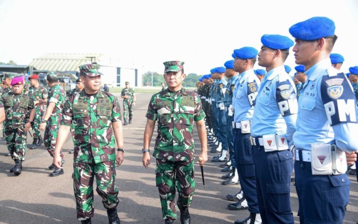 Panglima Kolinlamil Laksda TNI Hudiarto Krisno Utomo, PSC (J) M.A., M.M.S., CHRMP saat menghadiri apel gelar pasukan pengamanan Pemilu tahun 2024