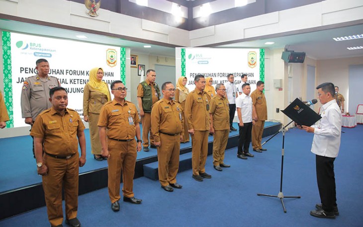 Pj. Wali Kota Tanjungpinang, Hasan, S.Sos saat mengukuhkan Forum Kepatuhan Jaminan Sosial Ketenagakerjaan Kota Tanjungpinang di Aula Sultan Sulaiman Badrul Alamsyah, Kantor Wali Kota, Senin (19/2)