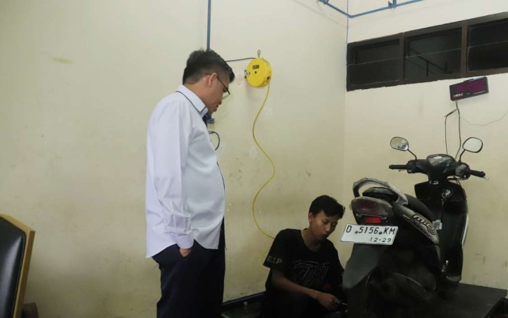Menaker Yassierli saat meninjau BBPVP Bandung
