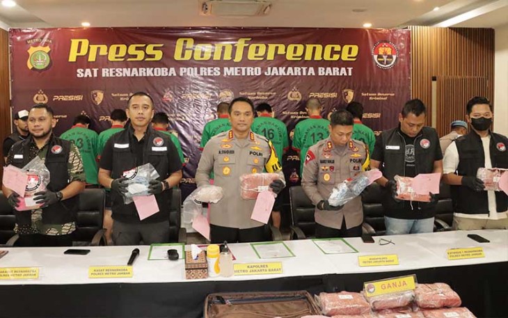 Kapolres Metro Jakarta Barat Kombes Pol M Syahduddi didampingi Wakapolres Metro Jakarta Barat Akbp Sarly Sollu dan kasat resnarkoba Polres Metro Jakarta Barat Akbp Indrawienny Panjiyoga saat Press Conference