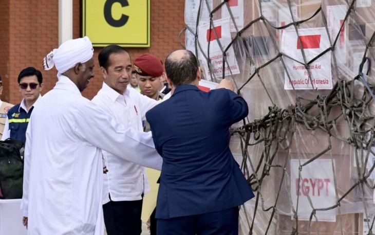 Presiden Joko Widodo saat melepas pengiriman bantuan kemanusiaan untuk Palestina dan Sudan di lanud Halim Perdanakusuma, Jakarta, Rabu (3/4)