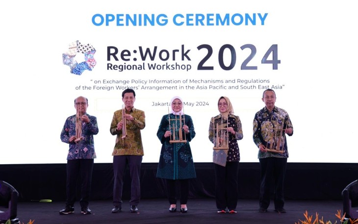 Menaker Ida Fauziah saat membuka workshop penggunaan TKA di Jakarta 