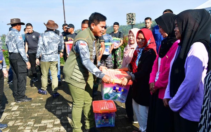 Kasal Laksamana TNI Dr. Muhammad Ali saat memberikan sambutannya pada penyelenggaraan Bakti Sosial yang bertajuk “Bakti Sosial Fun Offroad TNI 2023” di Sagoro Hills, Megamendung, Bogor, Jawa Barat, Minggu (07/01). 