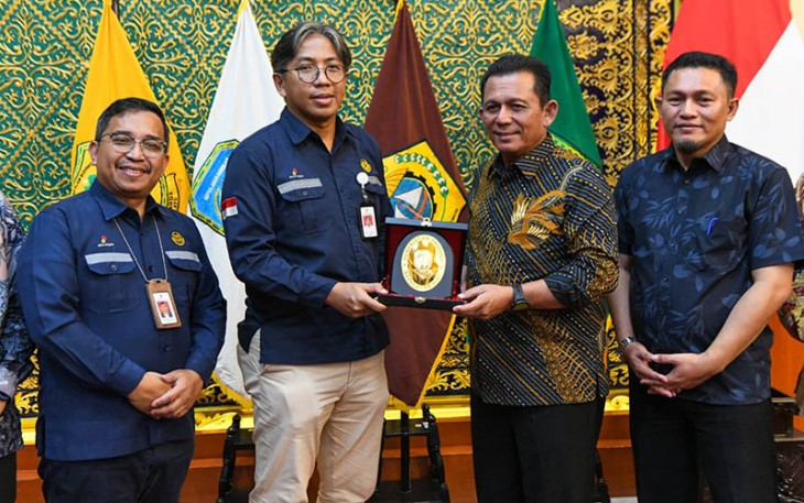 Gubernur Ansar saat menerima kunjungan kerja Kepala Satuan Kerja Khusus Pelaksana Kegiatan Usaha Hulu Minyak dan Gas Bumi (SKK Migas) Sumatera Bagian Utara (Sumbagut), Rikky Rahmat Firdaus dan jajarannya di Gedung Daerah, Minggu (18/2) malam. 
