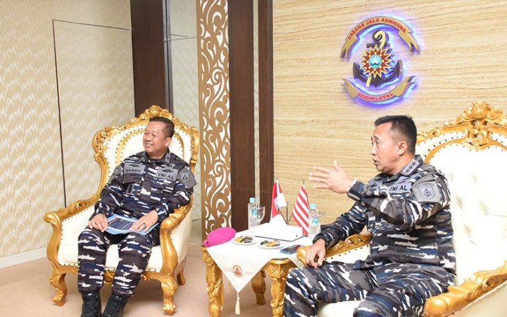 Komandan Kodiklatal (Dankodiklatal) Letjen TNI Marinir Nur Alamsyah pada saat acara pembukaan Warrior Toughness Course Tahun 2024 yang diikuti 100 Personel TNI Angkatan Laut dari Wilayah Surabaya, bertempat di Gedung Sudomo JOPR Kodiklatal, Bumimoro Surabaya.  Jumat (19/01/2024).