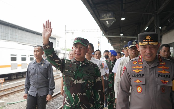 Panglima TNI saat Tinjau Puncak Arus Mudik di Stasiun Pasar Senen