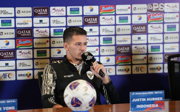 Justin Hubner bek Timnas Indonesia saat konferensi pers, Senin (9/9)