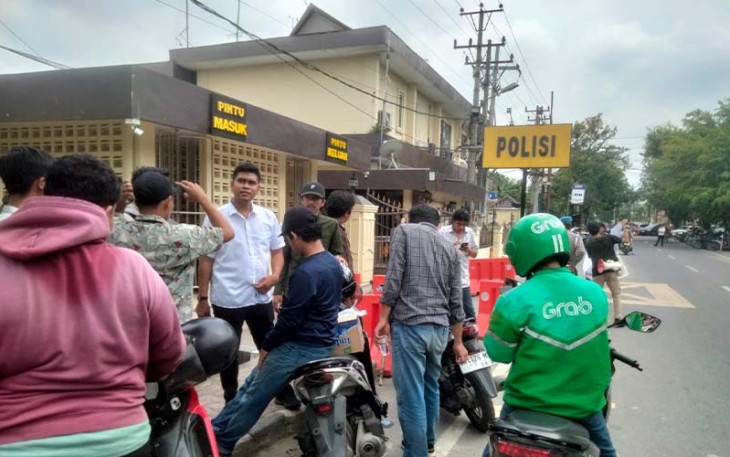 ADKO HMI Sumut saat geruduk Mapolrestabes Jalan HM Said Medan, Senin (29/1/2024).