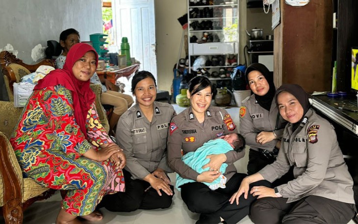 Brigadir D Susilowati (kiri) seusai melahirkan buah hatinya.