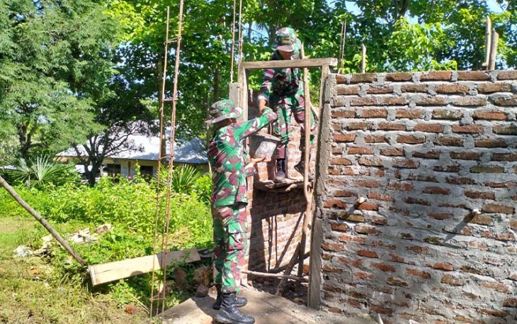 Pos Naekake Satgas Yonkav 6/Naga Karimata saat Ikut Bantu Bangun Rumah Warga