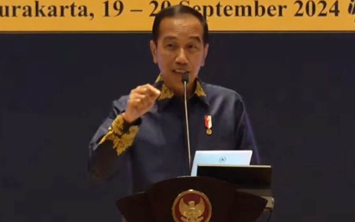 Presiden Jokowi saat memberikan sambutan dalam acara pembukaan Kongres Ikatan Sarjana Ekonomi Indonesia (ISEI) ke-22 dan Seminar Nasional 2024, di Hotel Alila, Kota Solo, Jawa Tengah, Kamis (19/9/2024).