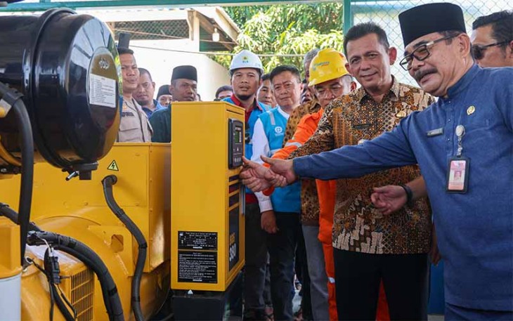 Gubernur Kepulauan Riau H. Ansar Ahmad meresmikan penyalaan 24 jam Sistem Kelistrikan PT. PLN (Persero) Sub ULP Karas, Kelurahan Karas, Kecamatan Galang, Kota Batam, Rabu (3/4).