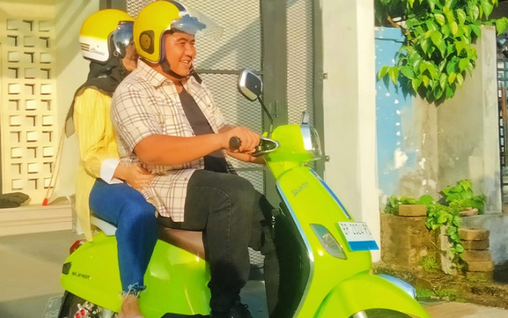 Bupati Bintan Roby Kurniawan SPWK bersama istri saat menggunakan kendaraan roda dua.