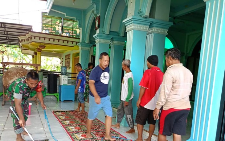 Koramil 0806/02 Pogalan dan Warga Padukan Tenaga untuk Kebersihan Masjid