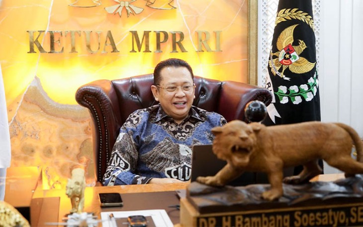 Bamsoet saat menjadi penguji Seminar Hasil Riset Disertasi Mahasiswa UNPAD Siti Yuniarti, 'Pengaturan Hukum Siber dalam Platform Digital Marketplace Guna Pembangunan Ekonomi Digital Indonesia', secara virtual dari Jakarta, Jumat (23/2/24).