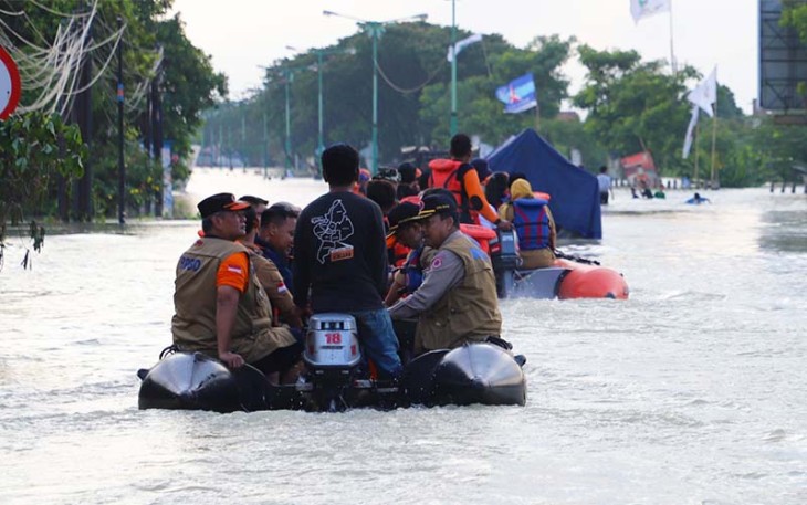 Kepala Badan Nasional Penanggulangan Bencana (BNPB) Letjen TNI Suharyanto S.Sos., M.M meninjau secara langsung lokasi tanggul jebol yang menyebabkan banjir bandang di Kabupaten Demak, Jawa Tengah pada, Senin (12/2)