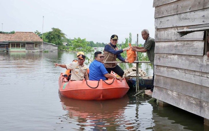 Pj Gubernur Agus Fatoni Antar Langsung Bantuan ke Rumah Warga Gunakan Perahu Karet