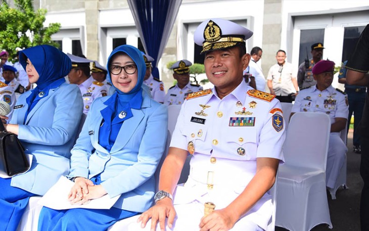 Panglima Kolinlamil Laksda TNI Hudiarto Krisno Utomo, PSC(j)., M.A., M.M.S., CHRMP didampingi Ketua Gabungan Jalasenastri Kolinlamil Ny. Irna Krisno Utomo. 