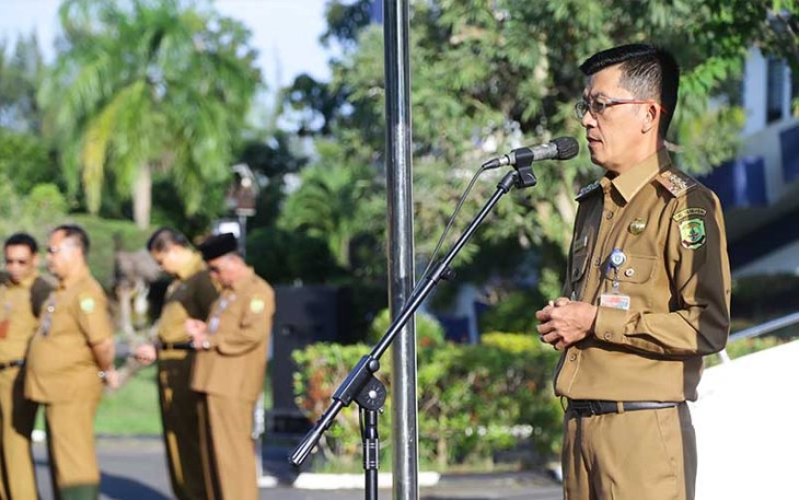 Penjabat (Pj.) Wali Kota Tanjungpinang, Hasan, S.Sos saat memimpin apel gabungan di halaman kantor Wali Kota, Senin (5/2).
