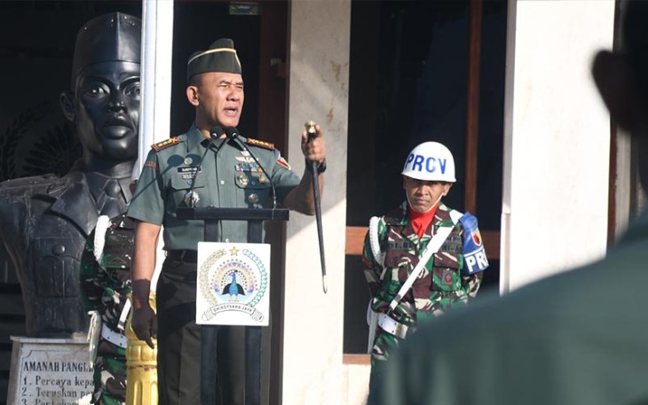 Danrem 081/DSJ Kolonel Inf H. Sugiyono kepada anggotanya saat upacara bendera di Halaman Makorem, Jl. Pahlawan No. 50 Kota Madiun, Senin (8/1/2024).