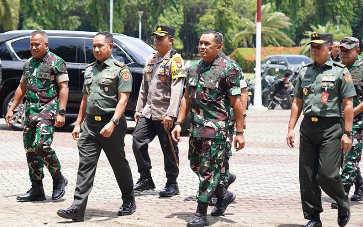 Pangdam Jaya Mayjen TNI Mohamad Hasan saat mendampingi Panglima TNI Jenderal TNI Agus Subiyanto makan bersama prajurit TNI dan Polri yang melaksanakan pengamanan Pemilu 2024, di Monas, Gambir, Jakarta Pusat. Senin (12/2/2024).