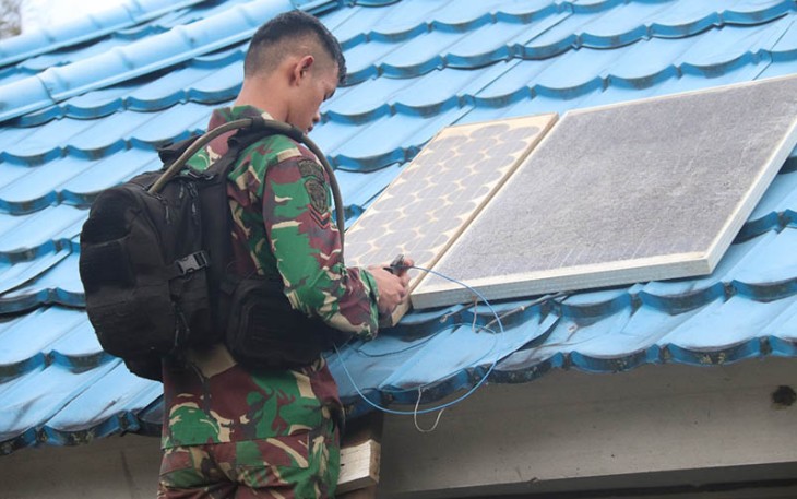 Satgas 330 Tri Dharma saat memasang lampu solar cell 