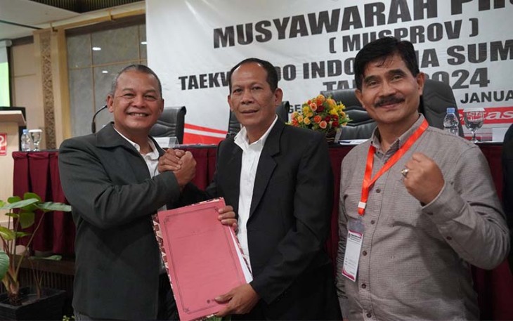 Danrem 032/Wbr Brigjen TNI Rayen Obersyl (kiri) saat Terpilih Jadi Ketum Pengprov TI Sumbar Masa Bakti 2024-2028