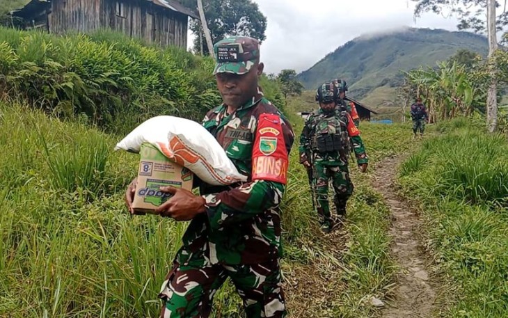 Babinsa Koramil 1714-02/ILU saat Baksos ke Masyarakat yang Sedang Berduka