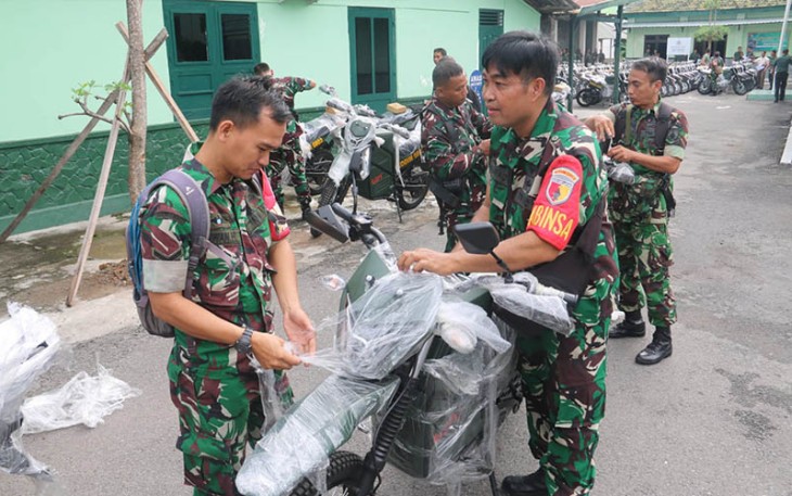 Babinsa Kodim Madiun saat Terima Motor Listrik Untuk Operasional