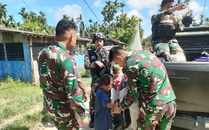 Satgas Yonif 122/TS Bagikan Hasil Ketahanan Pangan Pos Kepada Masyarakat