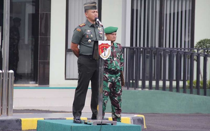 Dandim 0507/Bekasi Kolonel Arm Rico Ricardo Sirait., B.S., M.MDS., saat pimpin upacara pelepasan di halaman Makodim 0507/Bekasi, Jalan Veteran No.60, Kelurahan Margajaya, Kecamatan Bekasi Selatan, Kota Bekasi. (5/2/2024).