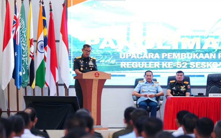 Kasum TNI saat Mewakili Panglima TNI Buka Pendidikan Reguler ke-LII Sesko TNI TA 2024 di Aula Sesko TNI, Bandung, Jawa Barat, Selasa (06/02/2024).
