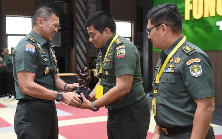 Penyerahan penghargaan