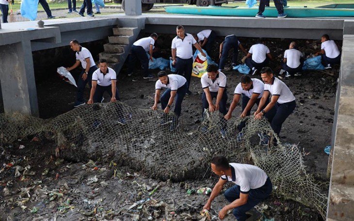 Akademi TNI Angkatan Laut saat Pimpin Aksi Pembersihan Pantai dan Dermaga Halong